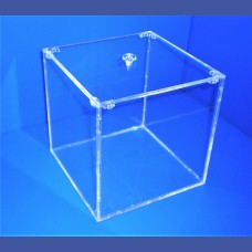 <p>CAJA CUBO tipo bombonera con tapa con pomo <br><br>Medidas: 150 x 150 x 150 mm<br>